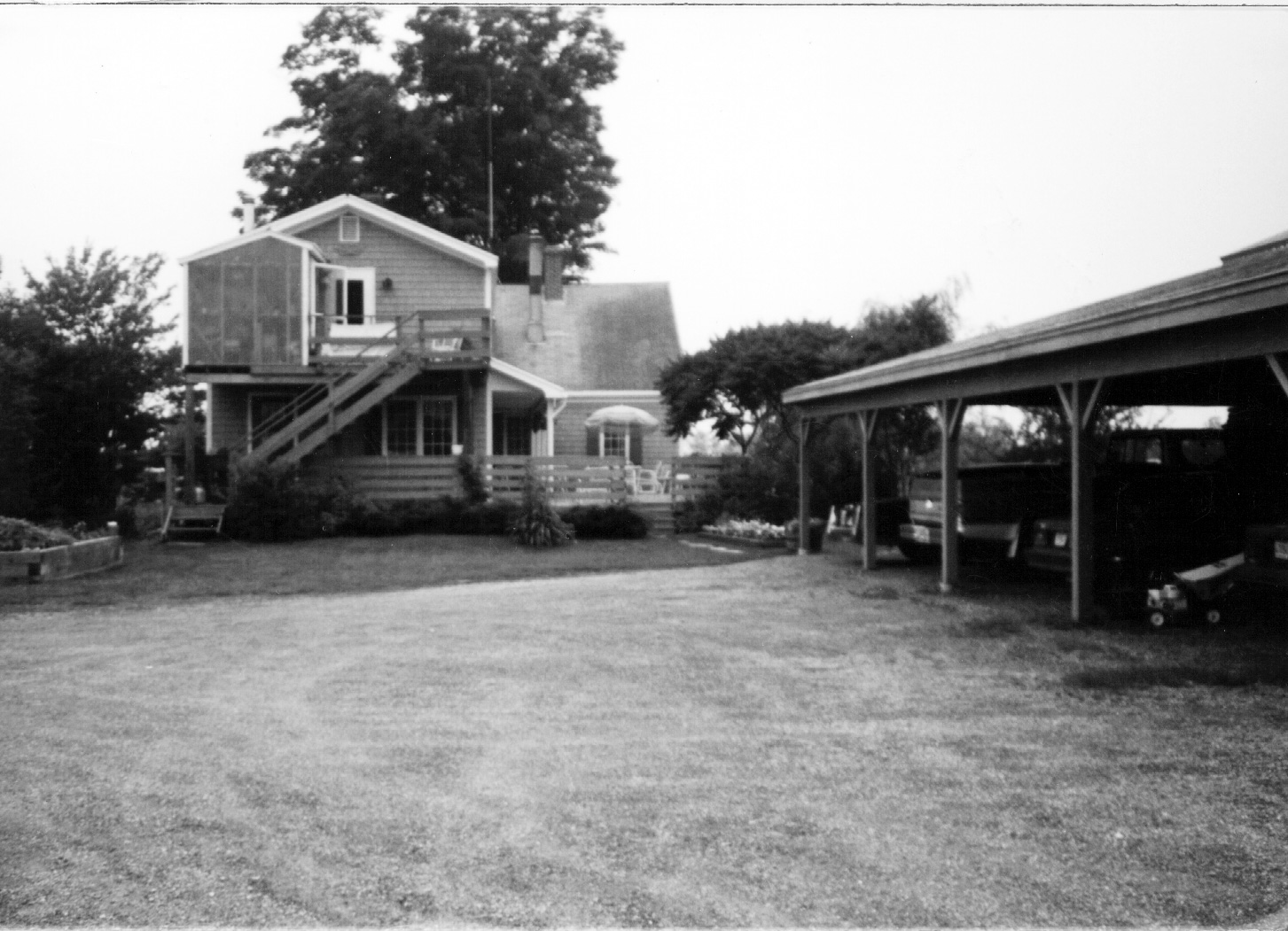 Farmhouse with car tieup